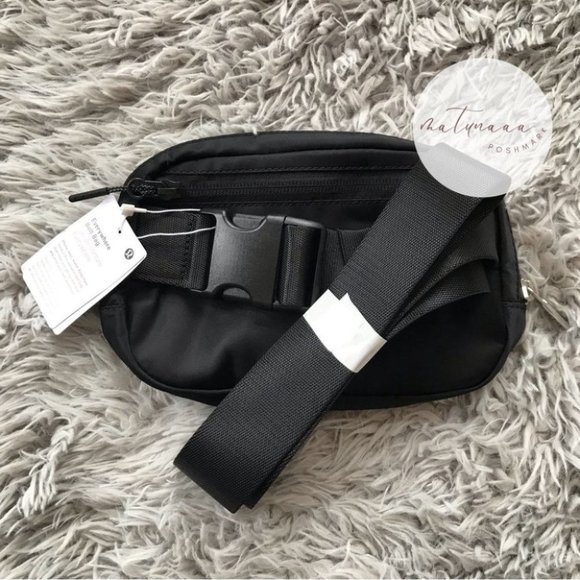 Lululemon Everywhere Belt Bag in Black - Picture 2 of 6